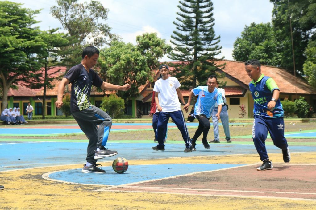 Bermain Bola